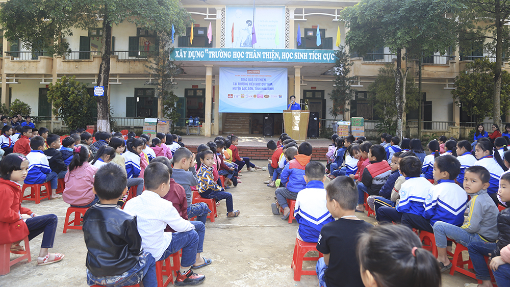 Trao quà từ thiện tại Trường tiểu học Quý Hòa, huyện Lạc Sơn, tỉnh Hòa Bình