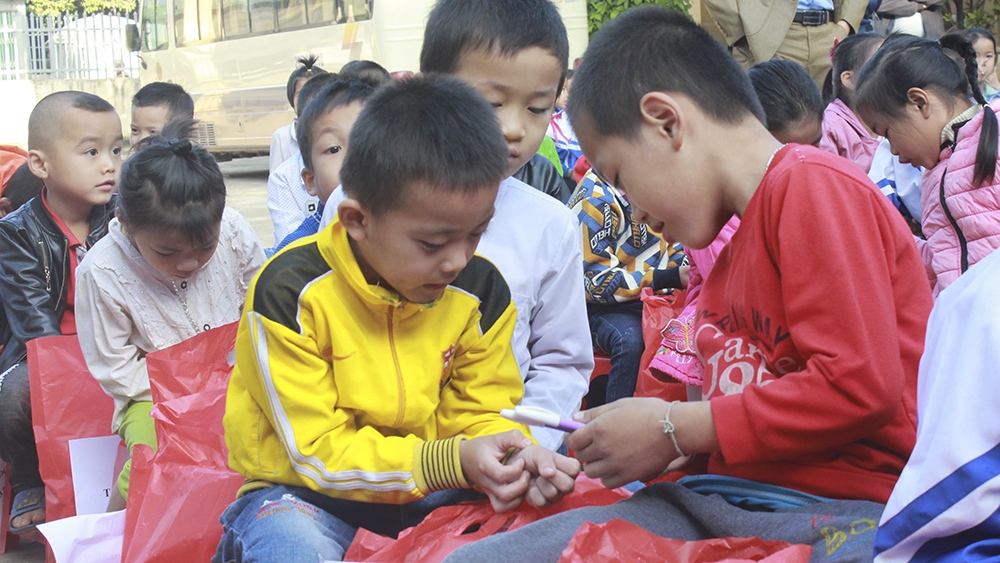 Trao quà từ thiện tại Trường tiểu học Quý Hòa, huyện Lạc Sơn, tỉnh Hòa Bình