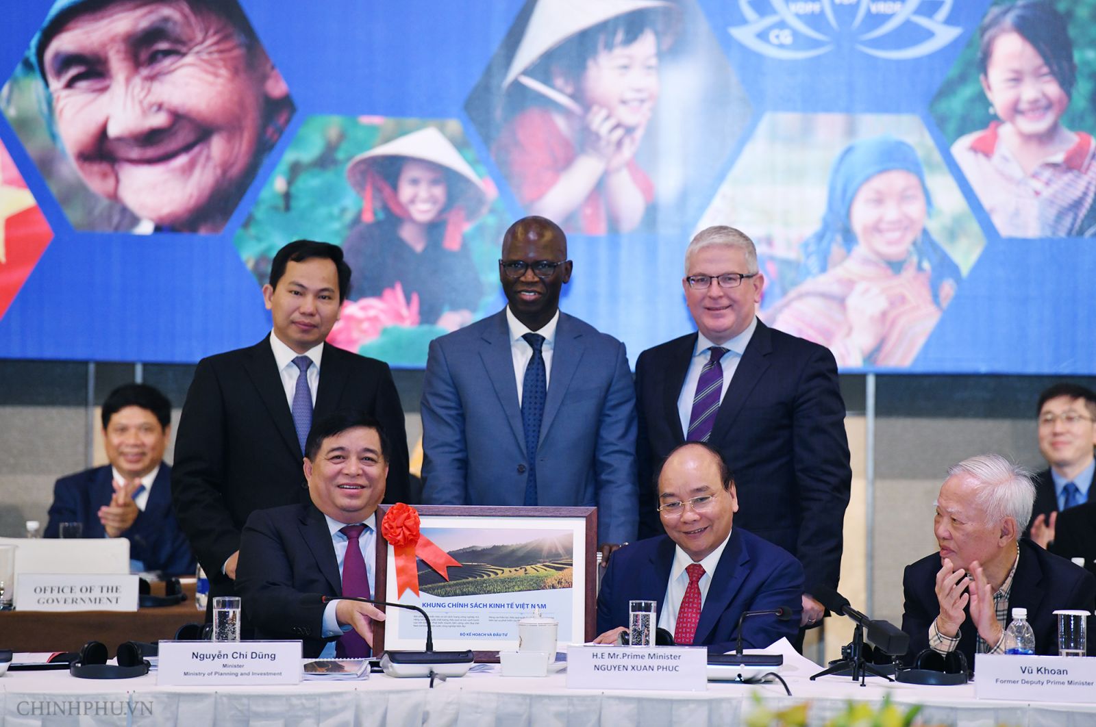 Thủ tướng Nguyễn Xuân Phúc và Bộ trưởng Bộ Kế hoạch và Đầu tư tặng Khung Chính sách Kinh tế Việt Nam cho Ngân hàng Thế giới