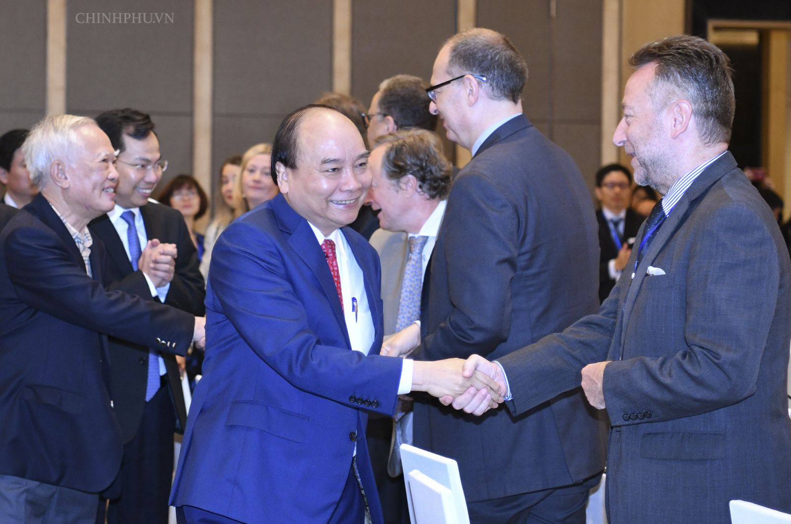Thủ tướng Nguyễn Xuân Phúc bắt tay đại diện Ngân hàng thế giới tại iễn đàn Cải cách và Phát triển Việt Nam (VRDF) sáng 5/12/2018.