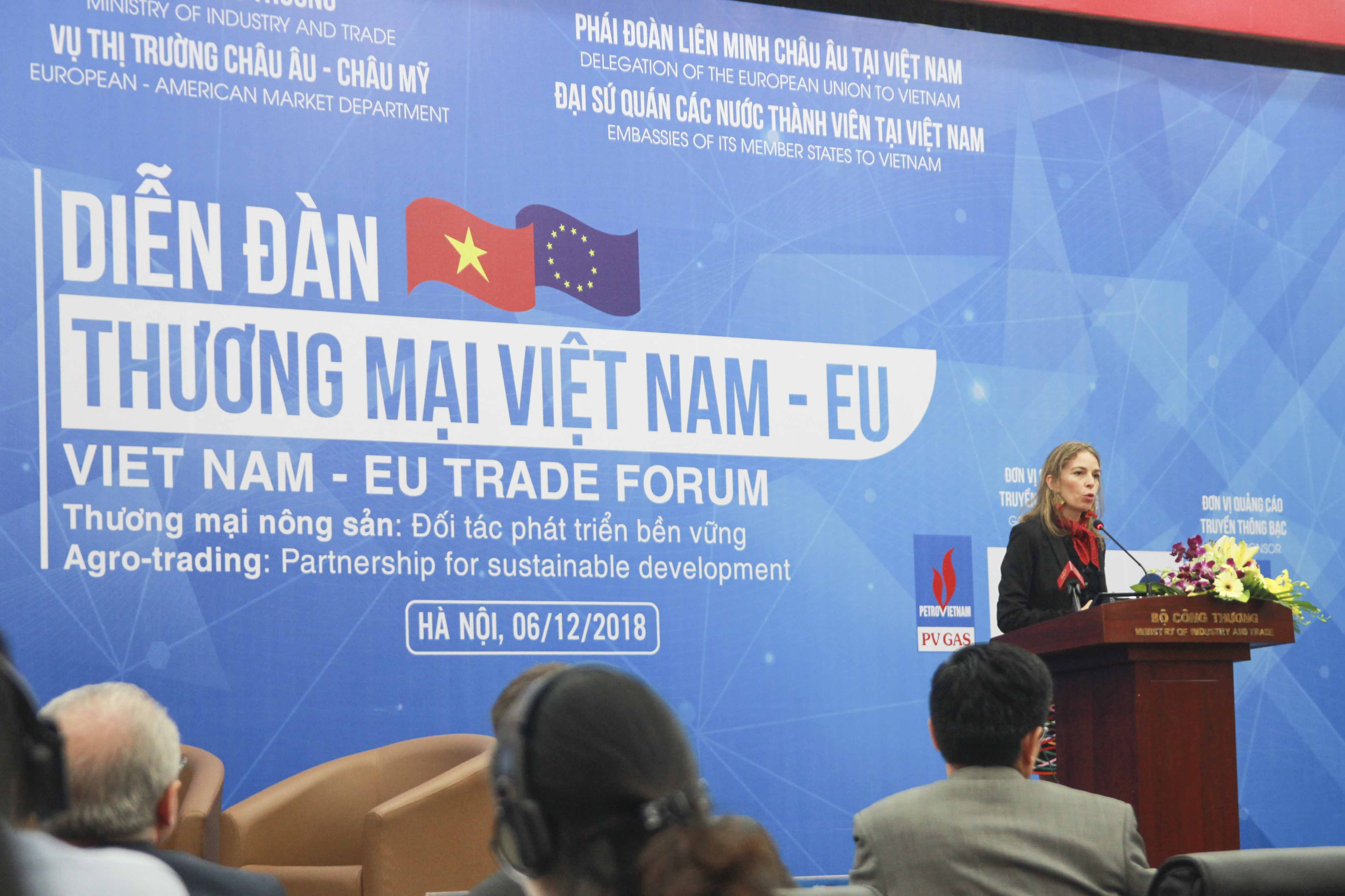 Bà Miriam Garcia Ferrer - Trưởng ban kinh tế và thương mại, Phái đoàn Liên minh châu Âu tại Việt Nam phát biểu tại Diễn đàn Thương mại Việt Nam – EU