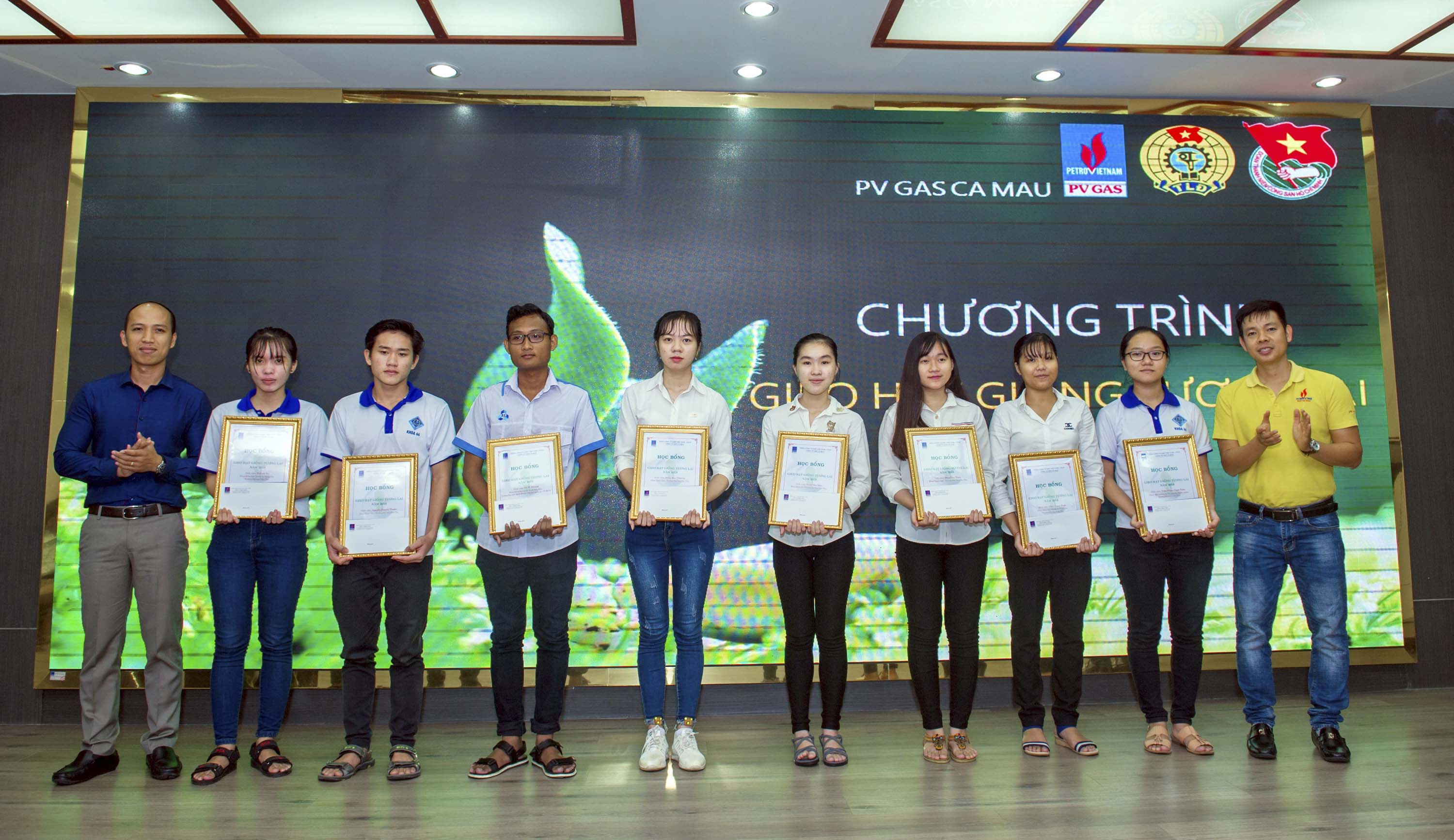 KCM trao học bổng cho sinh viên trong Chương trình "Gieo hạt giống tương lai" 2018