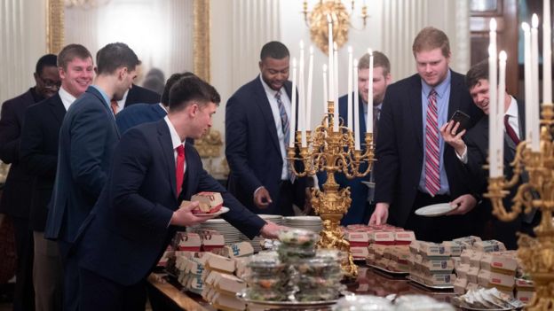 Ông Trump chiêu đãi đội bóng vô địch với cả "biển" hamburger