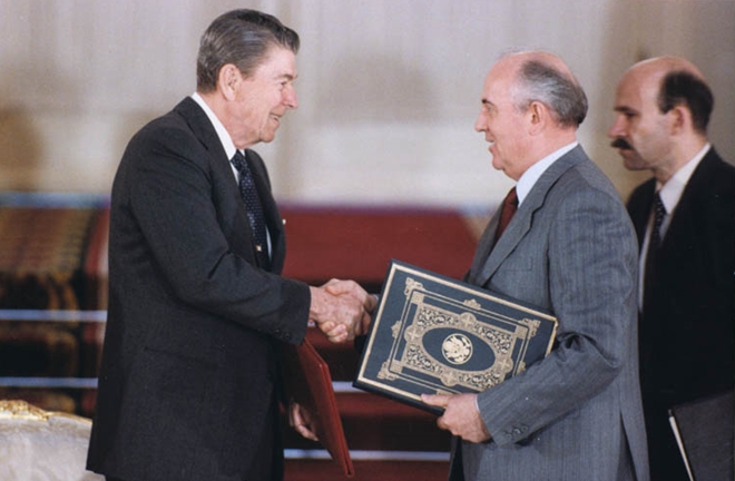 Tổng thống Mỹ Ronald Reagan và Tổng Bí thư đảng Cộng sản kiêm Tổng thống Liên Xô Mikhail Gorbachev ký kết INF năm 1987.