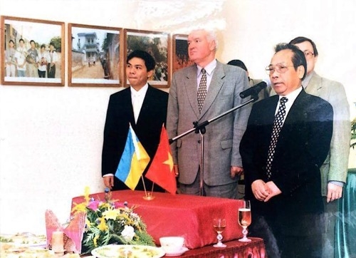 Ông Phạm Nhật Vượng (thứ nhất từ trái qua) cùng ông Pilipchuk và nguyên Đại sứ Việt Nam tại Ukraine - Đoàn Đức tại một sự kiện ở Kharkov. Ảnh tư liệu.
