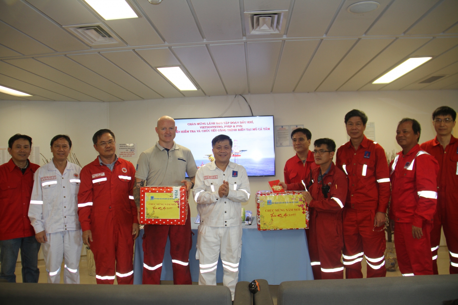 Lãnh đạo Tập đoàn tặng quà Tết cho người lao động tại Mỏ Cá Tầm