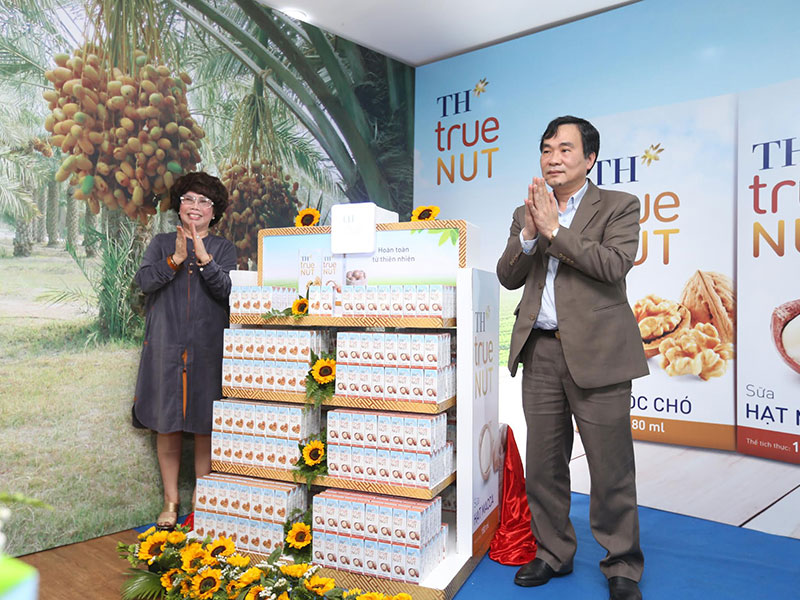 Bà Thái Hương, nhà sáng lập và tư vấn đầu tư Tập đoàn TH giới thiệu ra thị trường bộ sản phẩm sữa hạt
