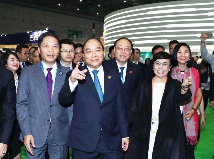 Thủ tướng Nguyễn Xuân Phúc thăm quan khu gian hàng TH True Milk trong khuôn khổ Hội chợ CIIE 2018 ngày 5/11/2018