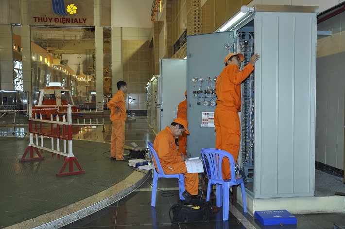 Đội ngũ kỹ sư đang kiểm tra tủ điện tại nhà máy Thủy điện Ialy