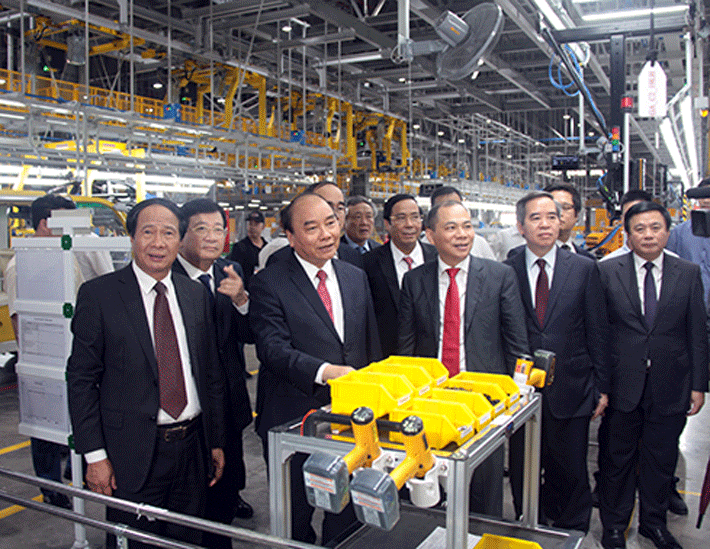 Thủ tướng Nguyễn Xuân Phúc và các đại biểu thăm xưởng lắp ráp Nhà máy sản xuất ô tô Vinfast