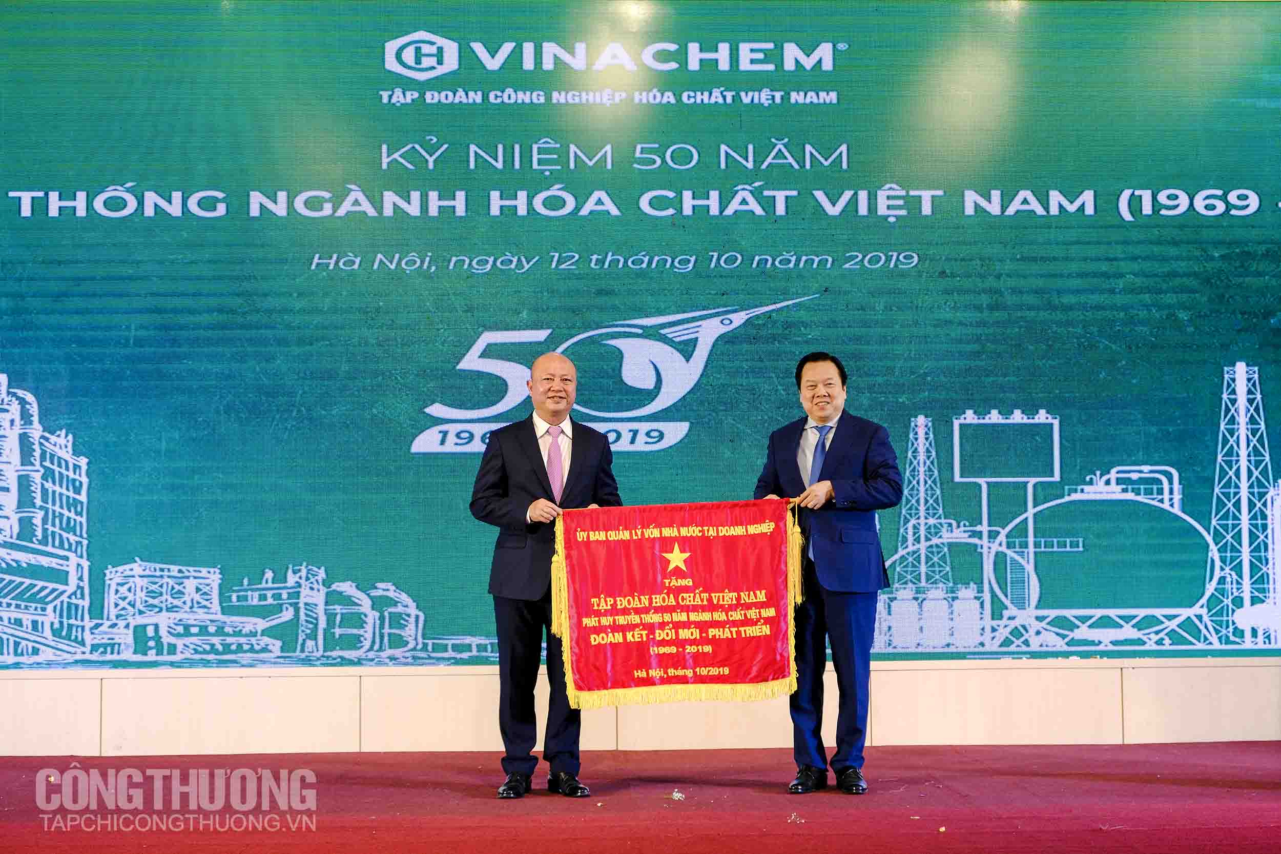 Chủ tịch Ủy ban Quản lý vốn nhà nước tại doanh nghiệp Nguyễn Hoàng Anh trao trướng lưu niệm cho Tập đoàn Công nghiệp Hóa chất Việt Nam