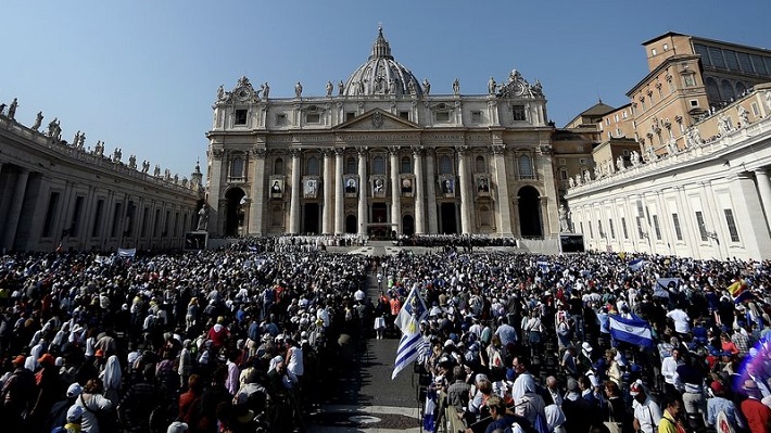Lễ phong thánh ở quảng trường St. Peter, Vatican