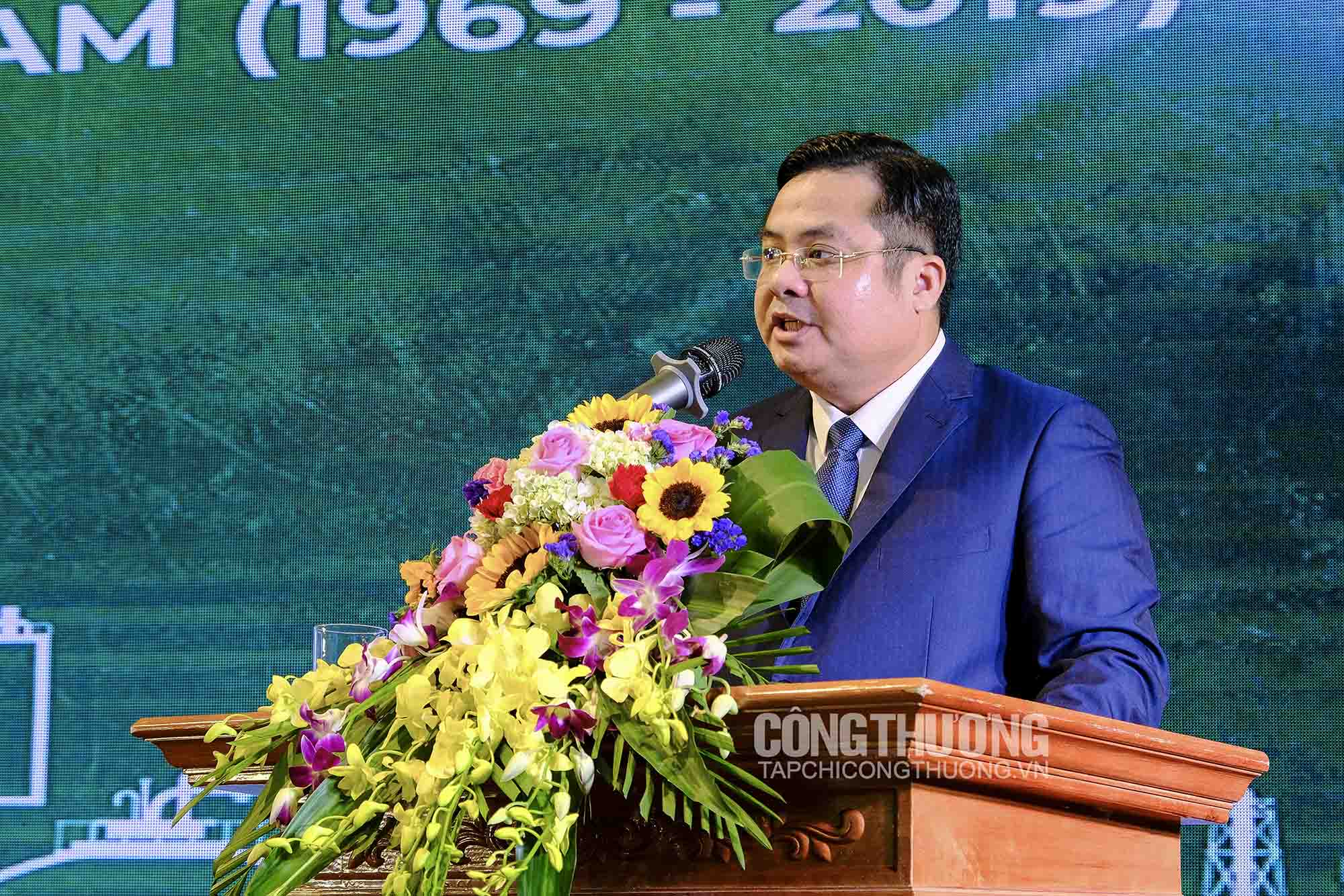 Ông Phùng Quang Hiệp - Phó Tổng Giám đốc phụ trách Tập đoàn điểm lại các dấu mốc lịch sử của Vinachem trên chặng đường 50 năm
