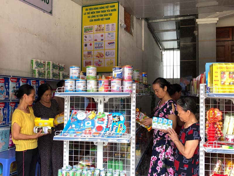 Đông đảo người dân đến thăm quan, mua sắm tại điểm bán hàng Việt Nam tại khu Đoàn Kết, thị trấn Thanh Hà (Lạc Thủy).