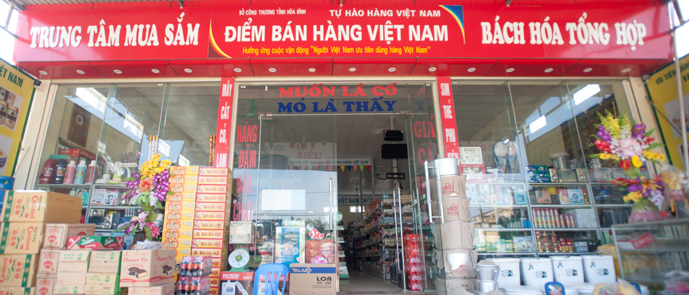 cửa hàng của anh Lê Văn Hùng - nơi được chọn làm điểm bán hàng Việt đầu tiên của tỉnh Hòa Bình