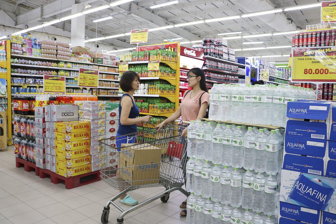 Người dân mua nước đóng chai tại Big C Thăng Long