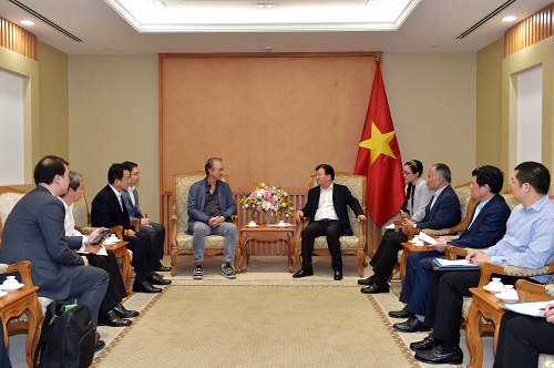 Phó Thủ tướng Trịnh Đình Dũng và ông Robert Yap, Chủ tịch Điều hành Tập đoàn YCH - Ảnh: VGP/Đoàn Bắc
