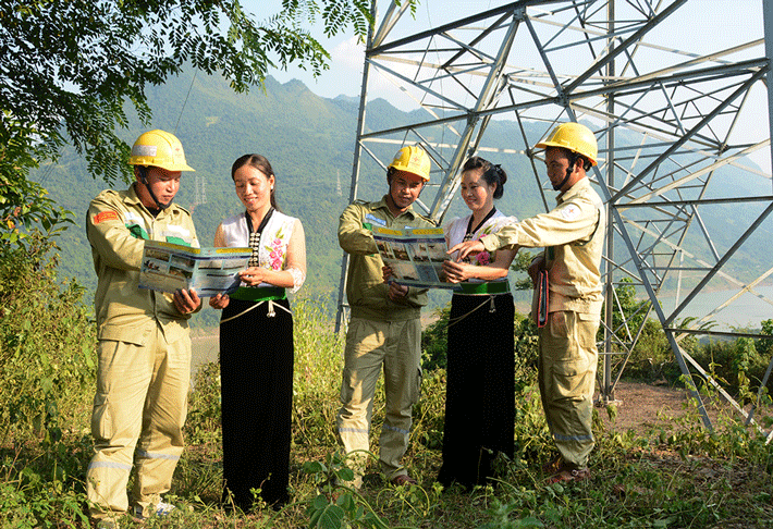 Công nhân Truyền tải điện Tây Bắc 2 tuyên truyền bảo vệ hành lang an toàn lưới điện cao áp tại thị xã Mường Lay (Điện Biên)