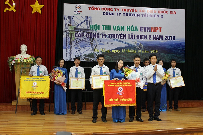 Ông Trịnh Tuấn Sơn trao giải cho Hội thi