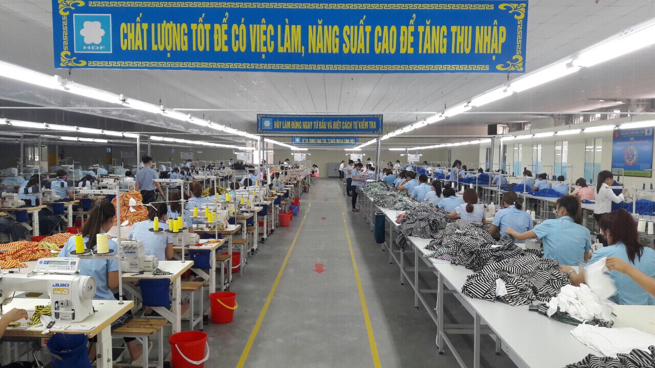 Nhà xưởng gọn gàng sạch sẽ, các khẩu hiệu được treo gọn gàng phía trên đập vào mắt người lao động để họ luôn ý thức về việc sản xuất tinh gọn