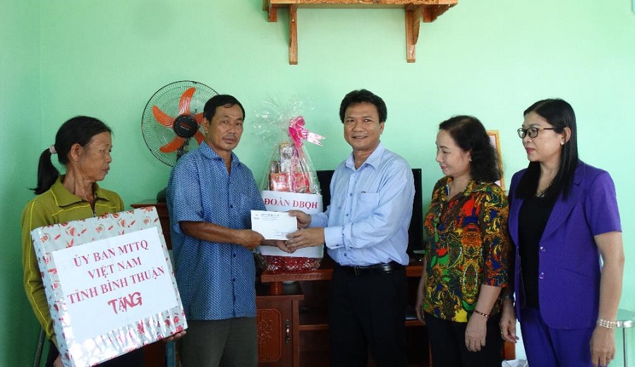 Ông Thiên Thanh Sơn - Giám đốc CTNĐ Vĩnh Tân tặng quà cho gia đình