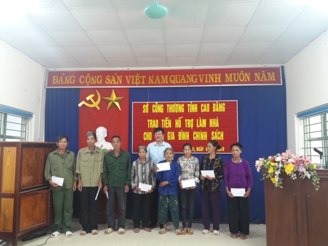Giám đốc Sở Công Thương Nguyễn Đặng trao tiền hỗ trợ xây nhà cho các hộ nghèo xã Lê Lai