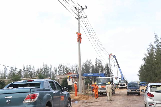 Công nhân ngành Điện khắc phục hệ thống lưới điện trên địa bàn Khu kinh tế Nhơn Hội bị gãy đổ do bão số 5 gây ra