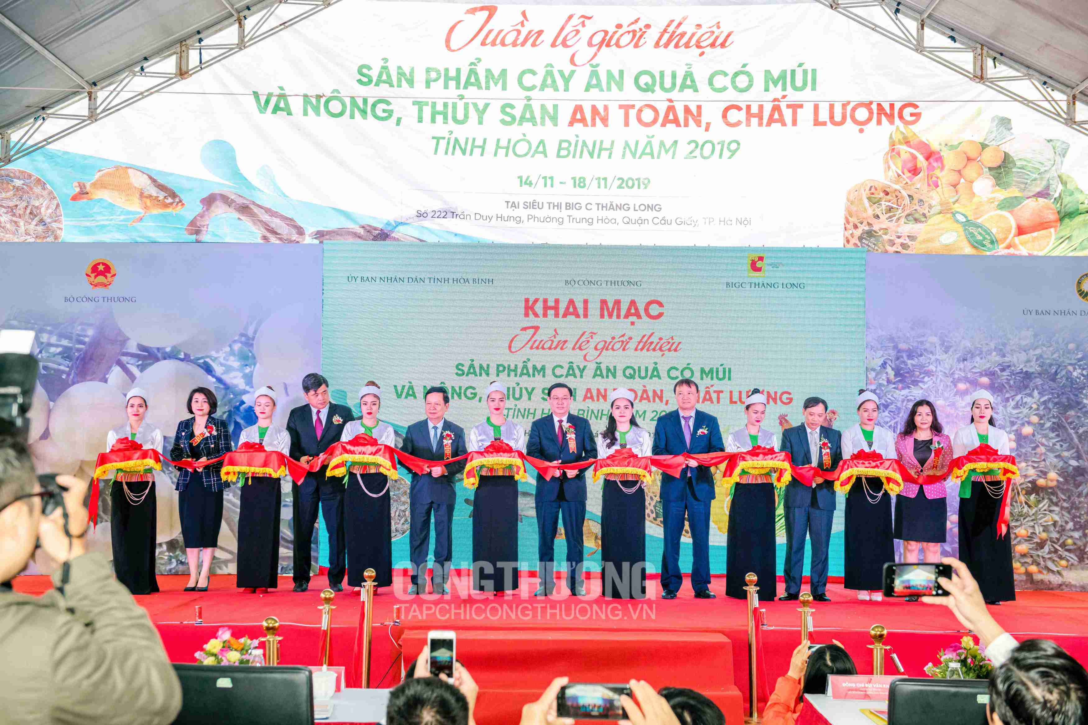 Phó Thủ tướng Vương Đình Huệ cùng lãnh đạo các Bộ, ngành, UBND tỉnh Hòa Bình và Central Retail Việt Nam cắt băng khai mạc Tuần lễ