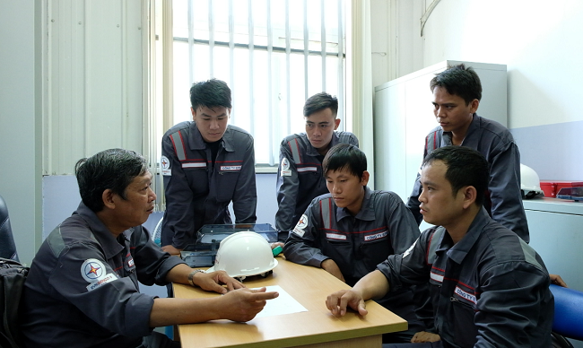 Ông Nguyễn Xuân Việt đang hướng dẫn cho các kỹ sư trẻ tại PXSC Vĩnh Tân