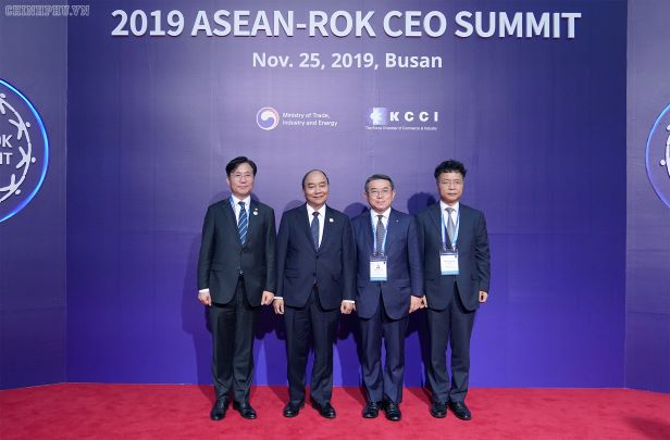 Thủ tướng Nguyễn Xuân Phúc cùng các đại biểu phía Hàn Quốc