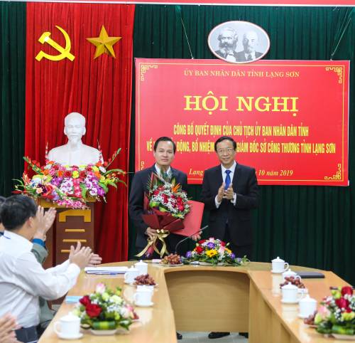 Ông Phạm Ngọc Thưởng, Chủ tịch UBND tỉnh Lạng Sơn trao Quyết định bổ nhiệm Giám đốc Sở Công Thương Lạng Sơn