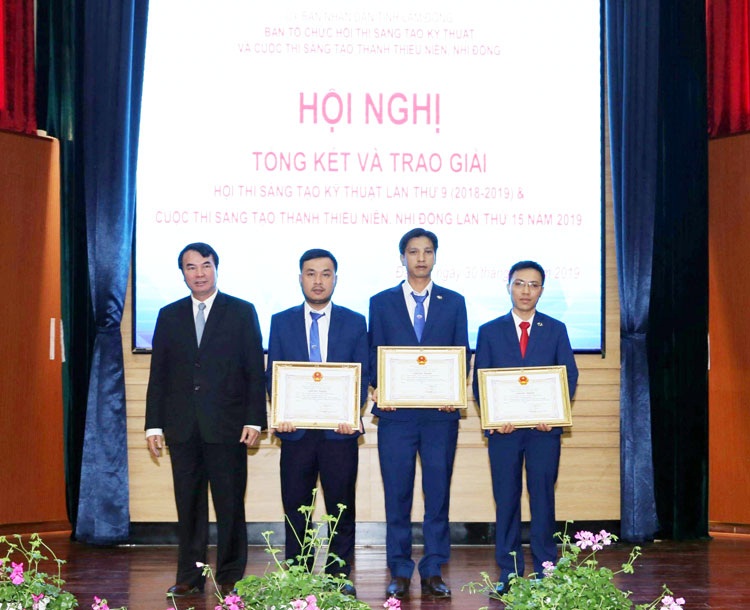 Nhóm tác giả nhận Bằng khen của UBND tỉnh Lâm Đồng về sáng kiến đã đoạt giải nhất Hội thi Sáng tạo kỹ thuật tỉnh Lâm Đồng lần thứ 9 (2018 - 2019). 