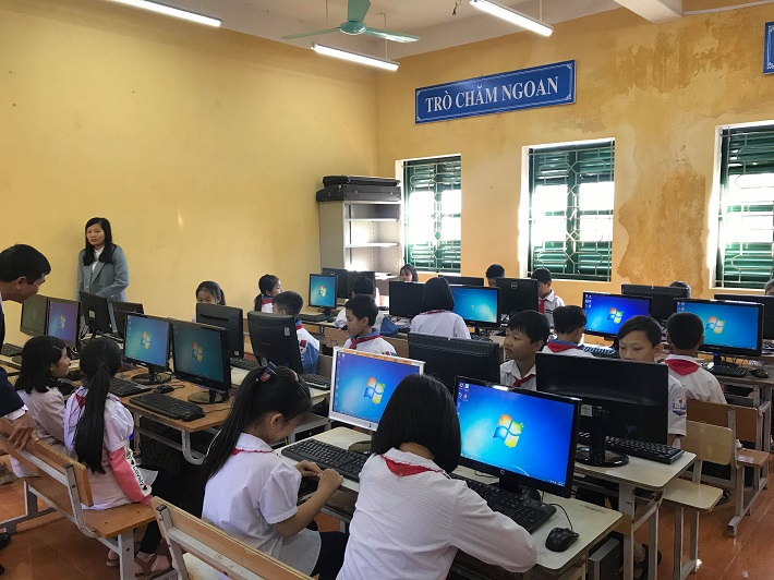 Các em học sinh Trường tiểu học Bắc Sơn B đang được hướng dẫn cách sử dụng máy tính