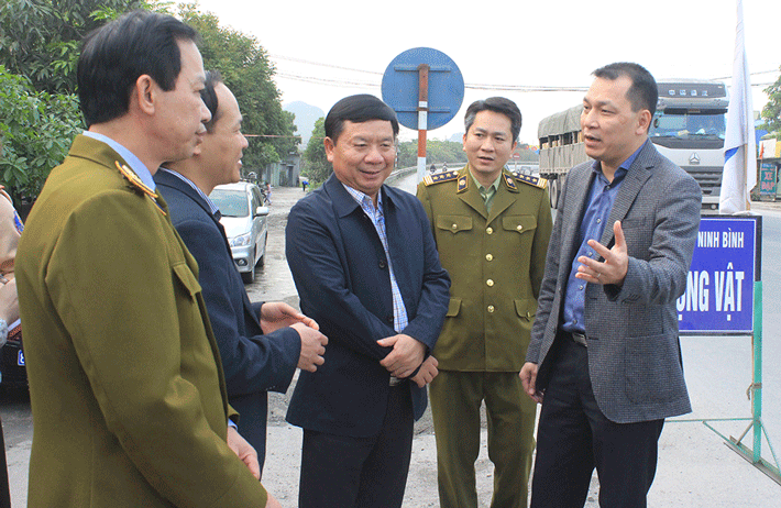 Thứ trưởng Đặng Hoàng An kiểm tra kiểm tra thực tế tại chốt kiểm dịch chân cầu Quất trên QL 1A - chốt kiểm soát xe lưu thông hướng Hà Nam - Ninh Bình