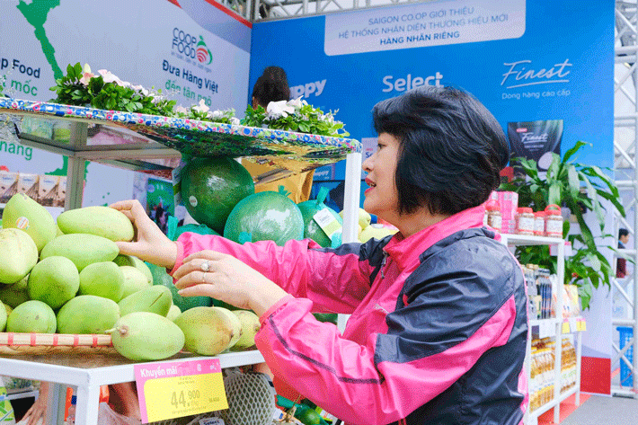Các đặc sản miền Tây được giới thiệu tại gian hàng thực phẩm an toàn của Saigon Co.op thu hút người tiêu dùng