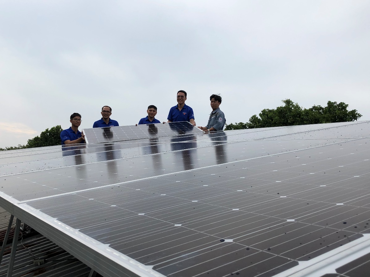 Đoàn Thanh niên Công ty NĐ Phú Mỹ hỗ trợ lắp đặt hệ thống điện mặt trời