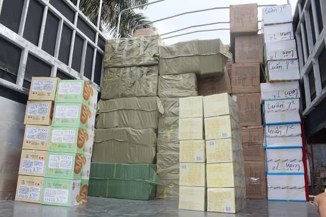 30 tấn bánh kẹo trôi nổi trên 3 xe tải bị thu giữ