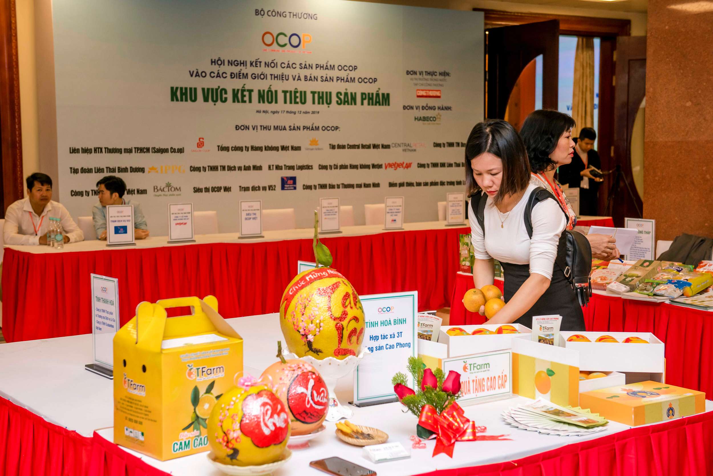 Doanh nghiệp chuẩn bị gian hàng tại Hội nghị Kết nối các sản phẩm OCOP vào các điểm giới thiệu và bán sản phẩm OCOP
