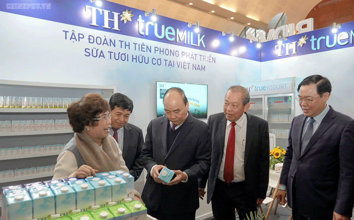 Thủ tướng Nguyễn Xuân Phúc thăm gian hàng TH True milk