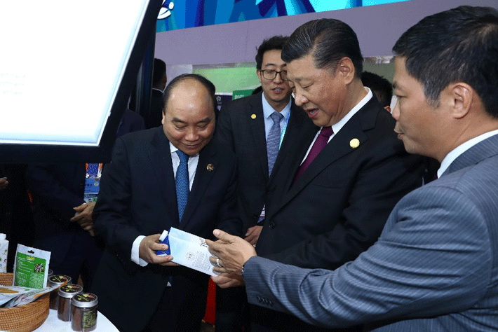 Chủ tịch Trung Quốc Tập Cận Bình, Thủ tướng Nguyễn Xuân Phúc nghe giới thiệu về sản phẩm của TH True Milk, một doanh nghiệp được xuất khẩu chính ngạch vào Trung Quốc