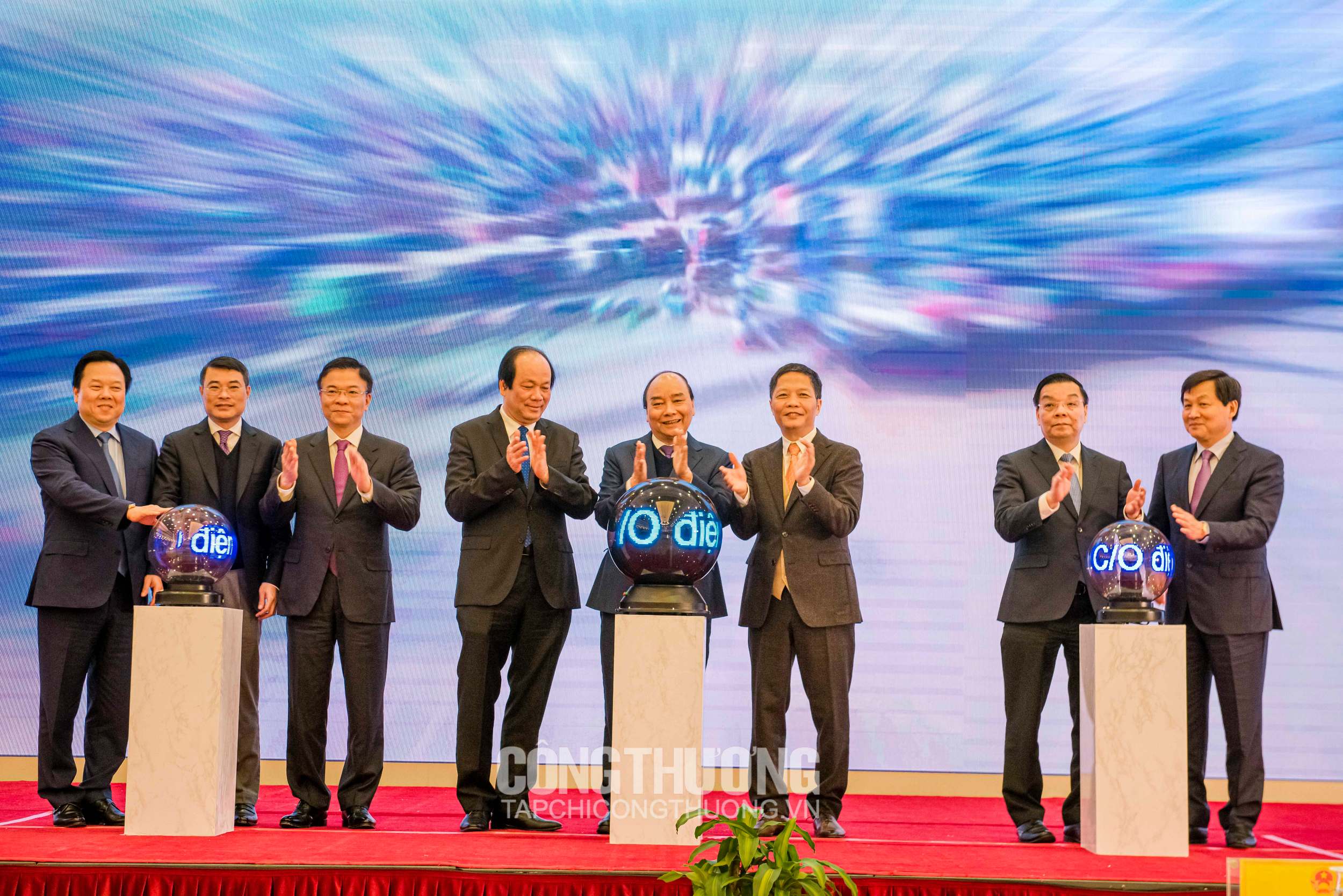 Thủ tướng Nguyễn Xuân Phúc chứng kiến nghi thức khai trương hệ thống cấp C/O (Giấy Chứng nhận xuất xứ hàng hóa) mẫu D điện tử của Bộ Công Thương.