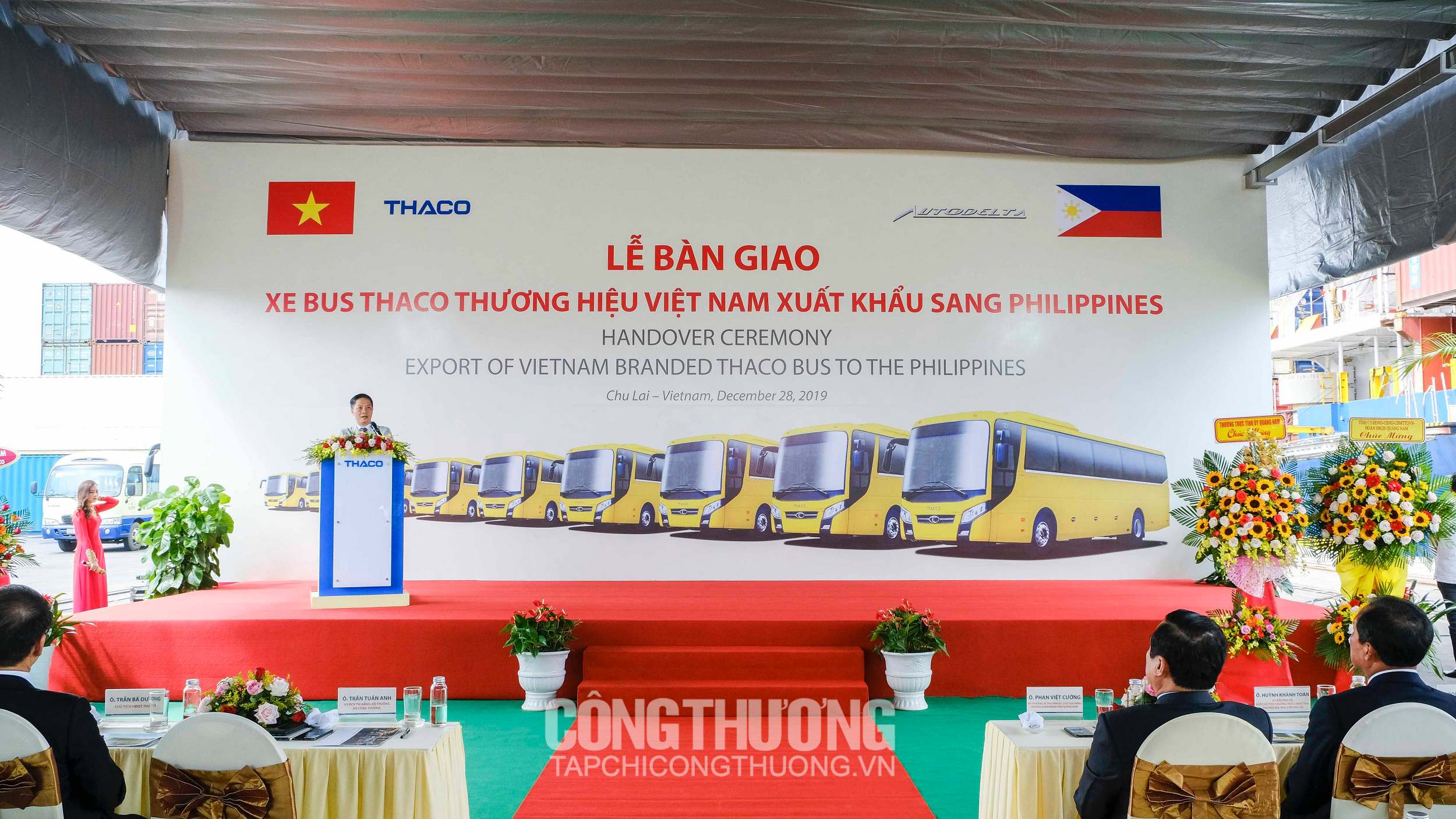Toàn cảnh Lễ bàn giao xe Bus THACO thương hiệu Việt Nam xuất khẩu sang Philippines và xuất khẩu các lô linh kiện phụ tùng ô tô sang Hàn Quốc và Nhật Bản