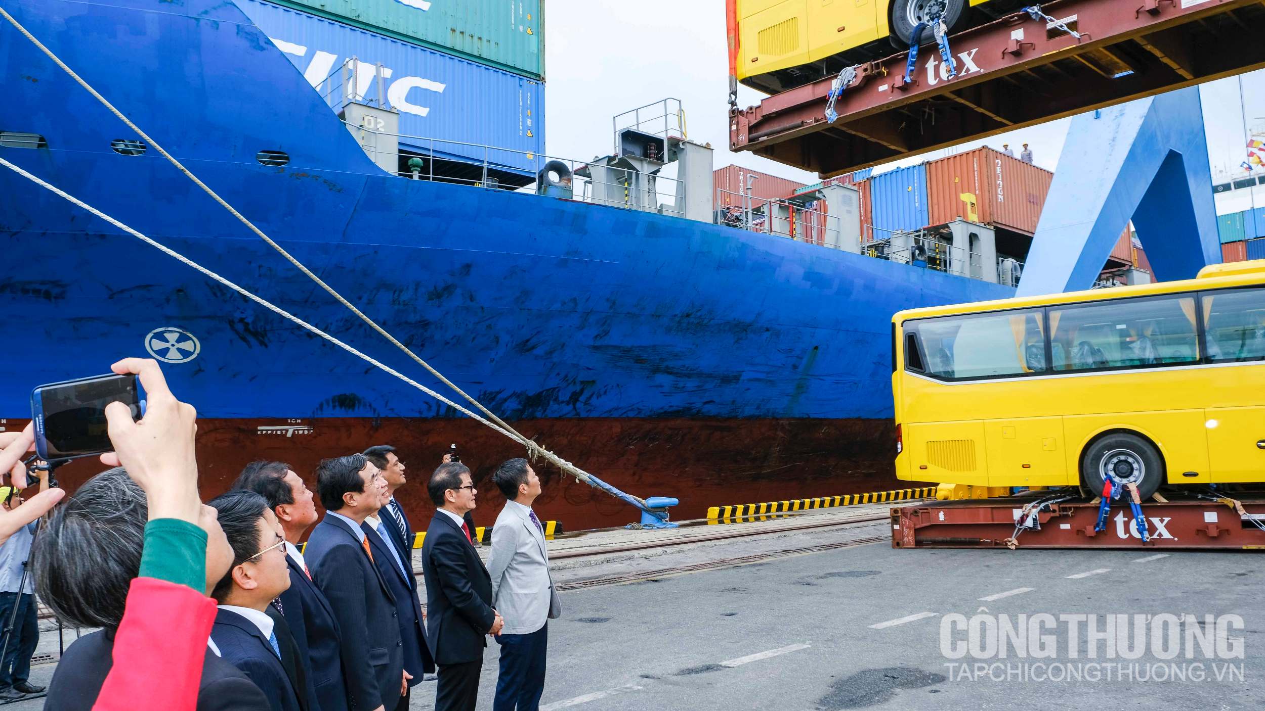 Các đại biểu chứng kiến chiếc xe bus đầu tiên được đưa lên tàu xuất khẩu sang Philippines