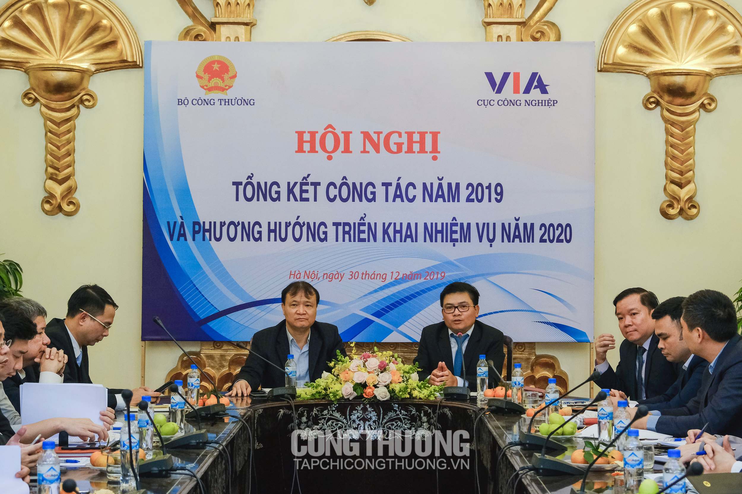 Thứ trưởng Bộ Công Thương Đỗ Thắng Hải (trái) và Cục trưởng Trương Thanh Hoài (phải) chủ trì Hội nghị tổng kết công tác năm 2019 và phương hướng triển khai nhiệm vụ năm 2020 của Cục công nghiệp