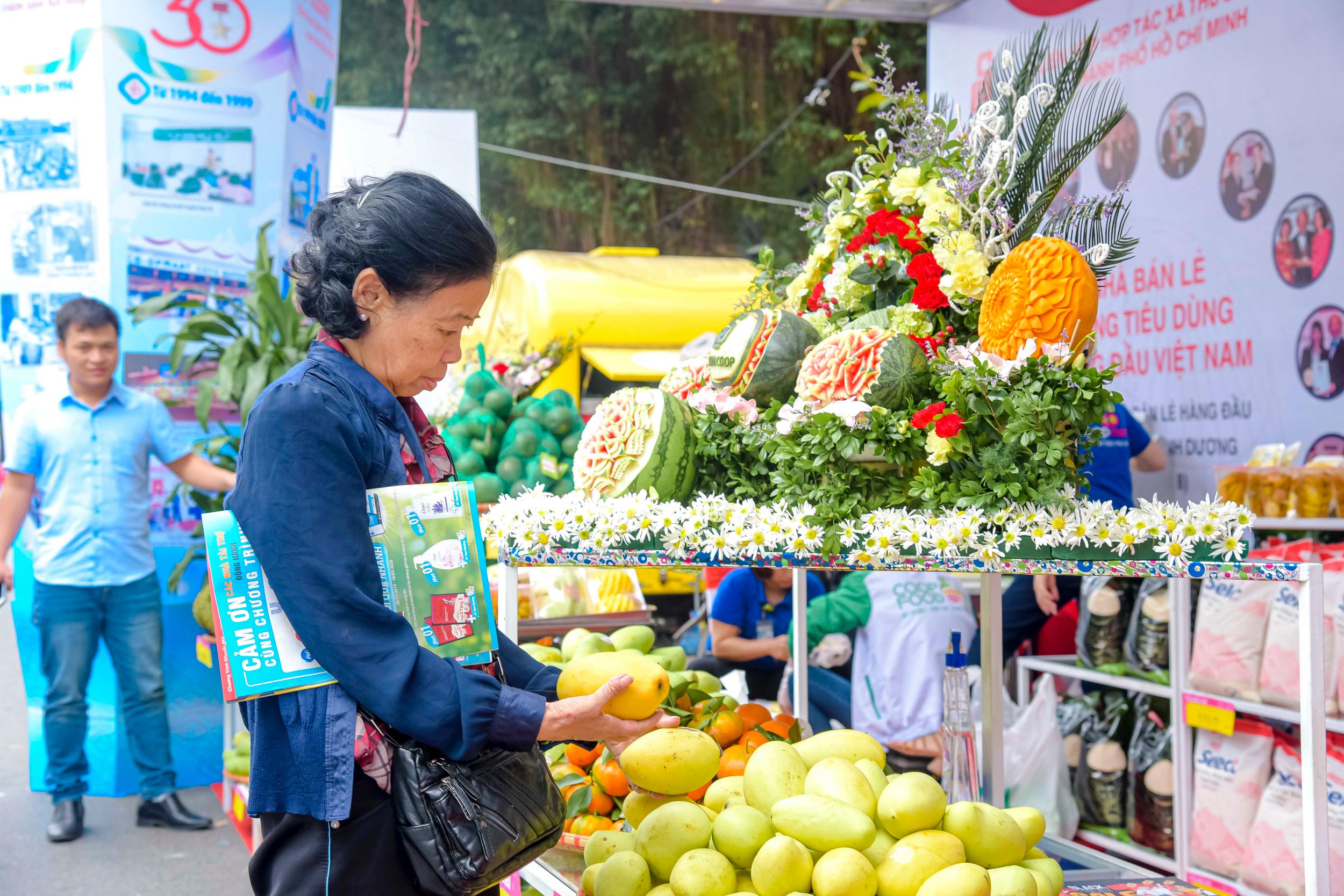 Các đặc sản miền Tây được giới thiệu tại gian hàng thực phẩm an toàn của Saigon Co.op thu hút người tiêu dùng