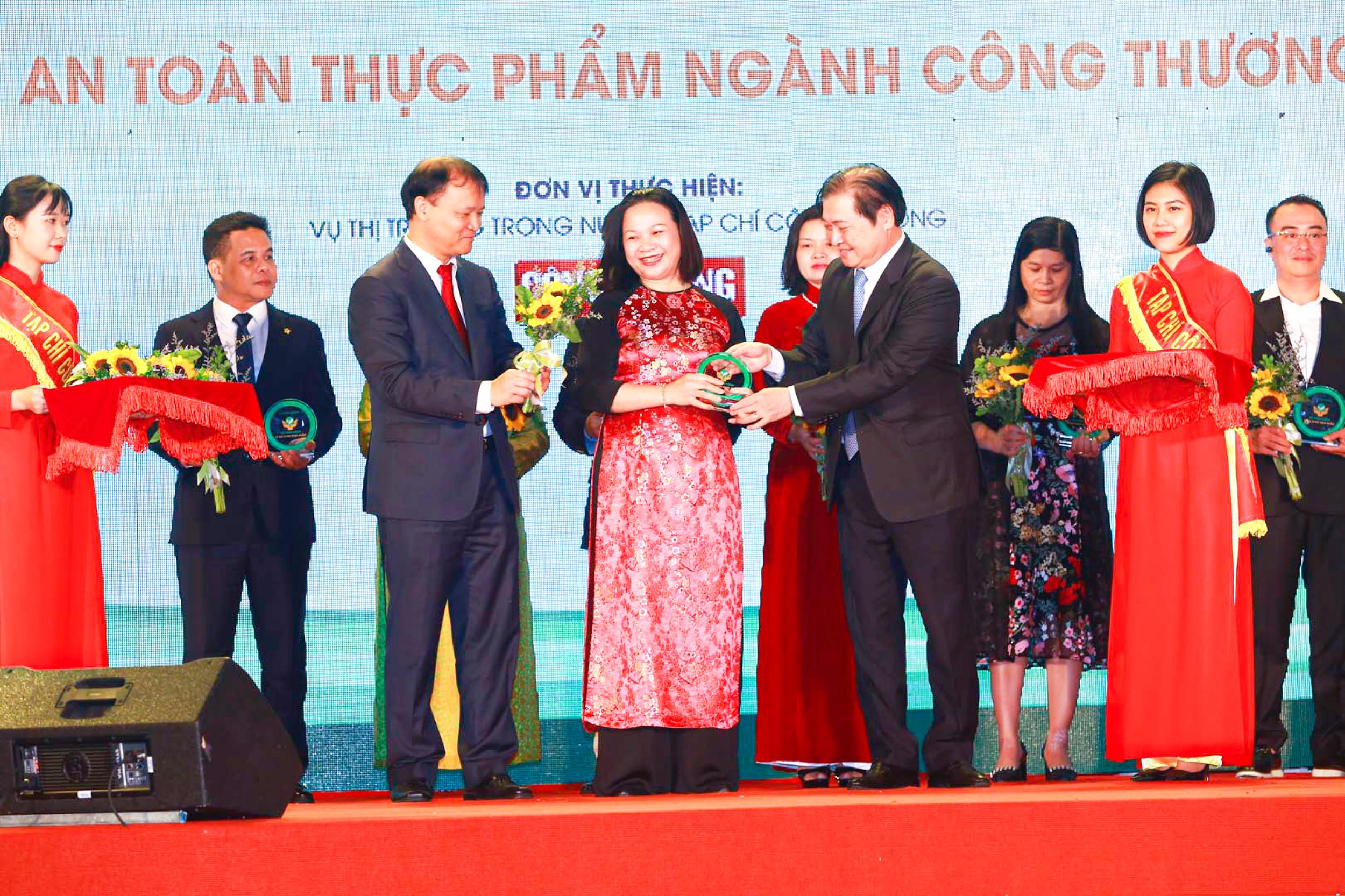 Đại diện Saigon Co.op nhận kỷ niệm chương Hành động vì an toàn thực phẩm