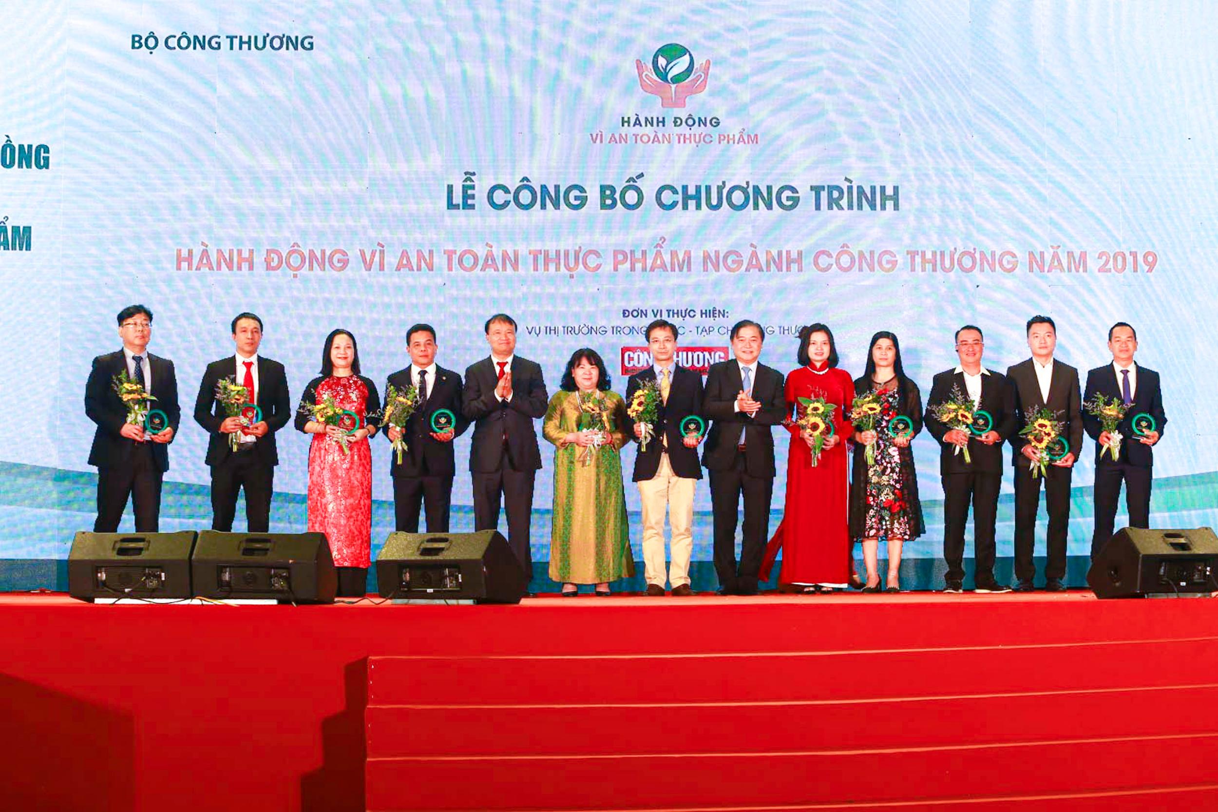 Đại diện Saigon Co.op nhận kỷ niệm chương Hành động vì an toàn thực phẩm