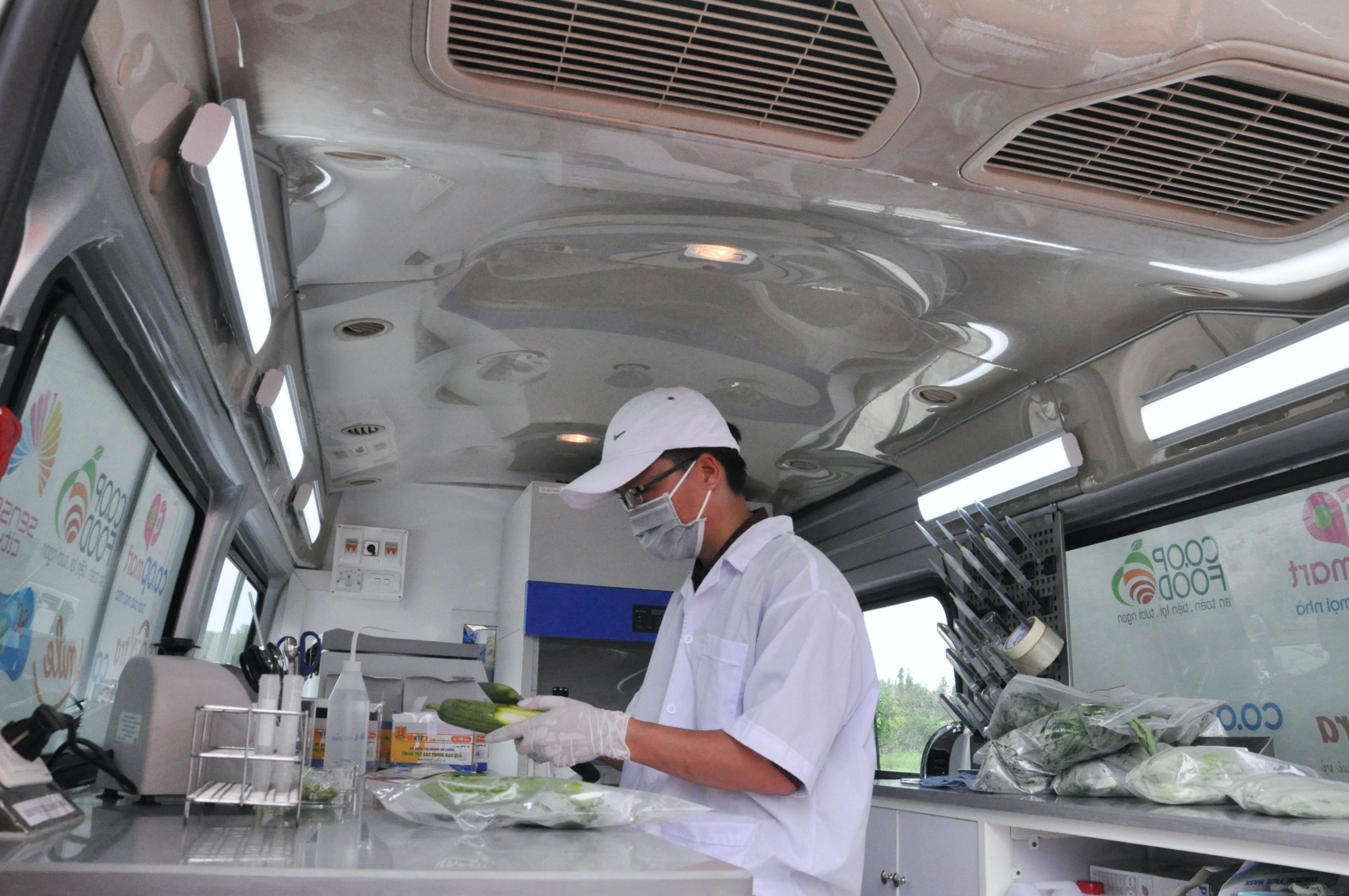 Bên trong xe lưu động kiểm tra an toàn thực phẩm của Saigon Co.op
