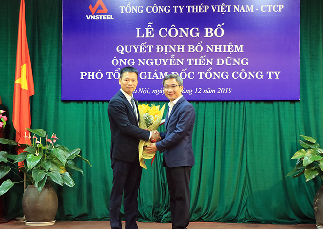 Ông Nghiêm Xuân Đa - Chủ tịch Hội đồng Quản trị Tổng Công ty đã trao Quyết định bổ nhiệm cho ông Nguyễn Tiến Dũng