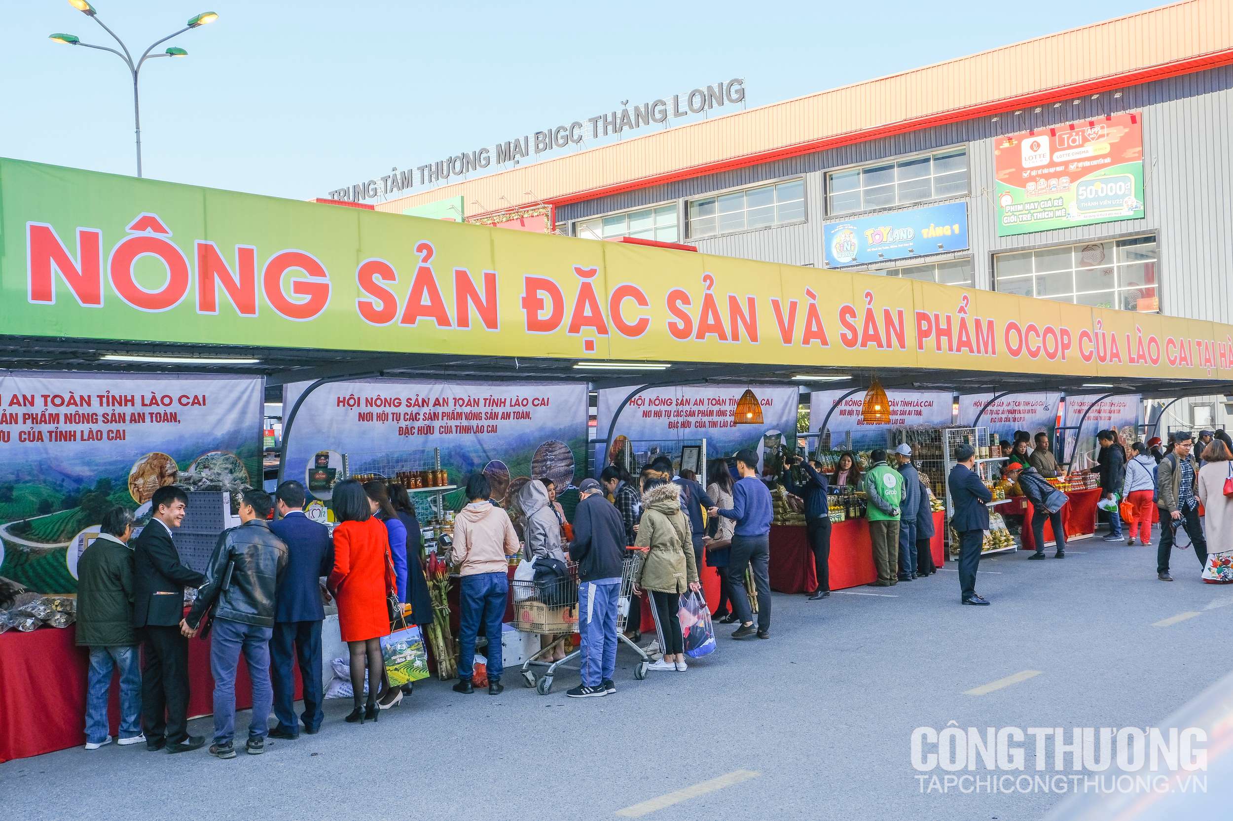 Đại biểu các Bộ, ngành, địa phương bày tỏ sự quan tâm đến các sản phẩm OCOP của Lào Cai